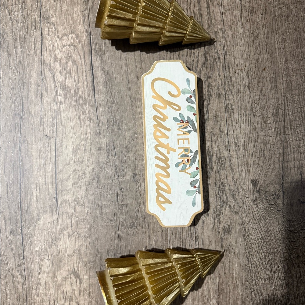 Gold and White Christmas Table Decor
